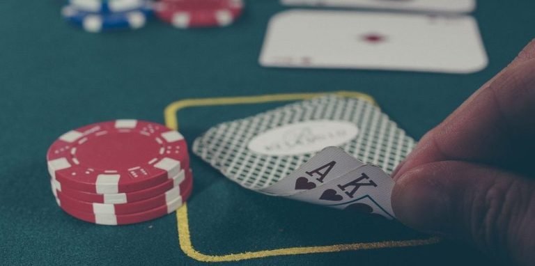 Người chơi theo dõi các giải cầu lông trong và ngoài nước